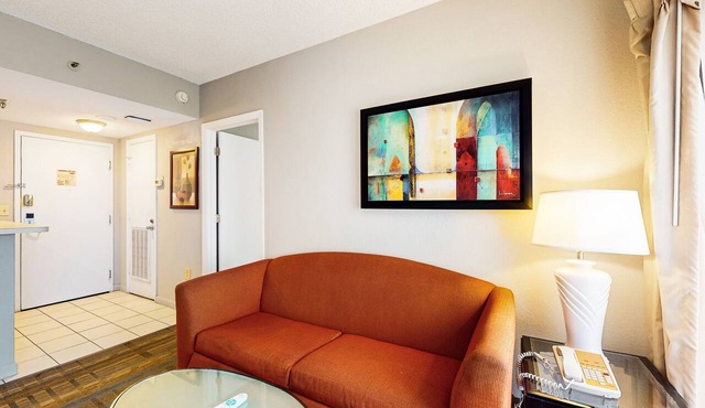 Spacious Condo with a Kitchen, AC, Pools, Hot Tubs, Tennis, & Gym