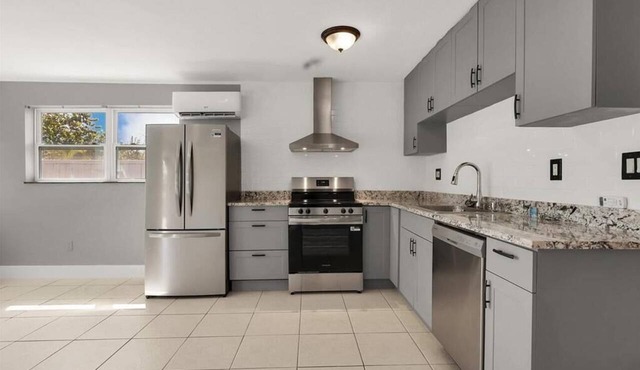 Spacious Cottage& Unique Retreat – Minutes from the Beach!.