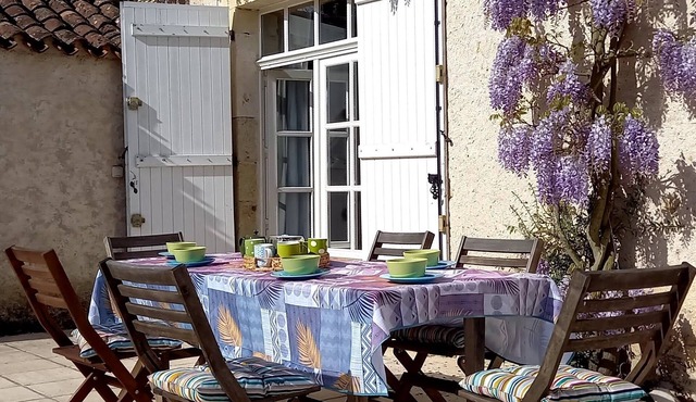 Spacious cottage with comfort and 2 terraces on quiet estate in Serignac