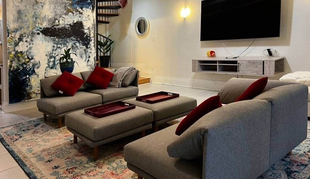 Spacious Derbigny Str Carriage House (Green)