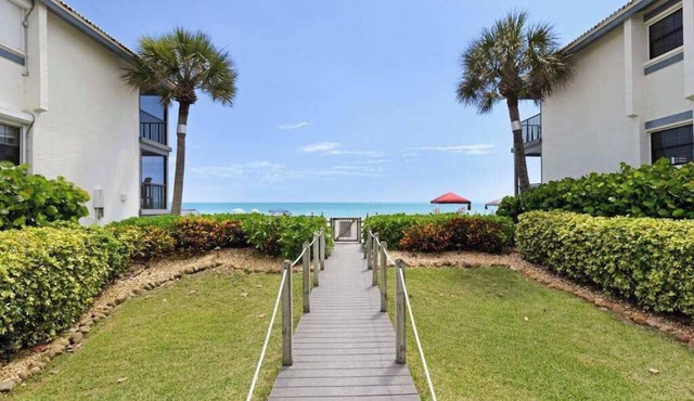 Spacious double condo w balconies, Gulf views, shared pool & beach access