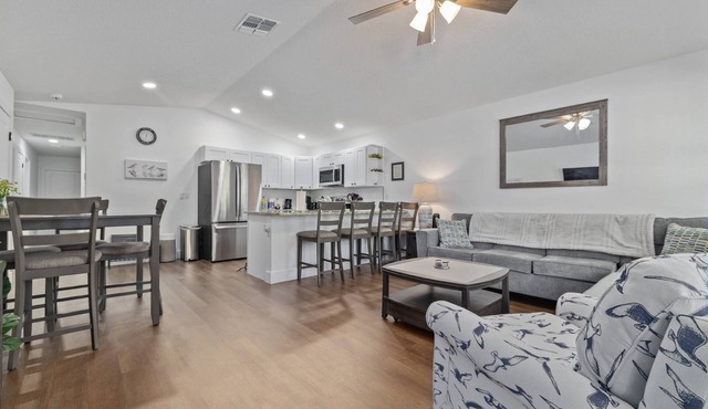 Spacious Getaway Near FL Attractions, Plunge Pool, Game Room, Firepit, BBQ, Pet-Friendly & Sleeps 10 in Brooksville