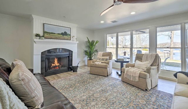Spacious Lakeside Getaway w/ Hot Tub & Game Room! in Eucha