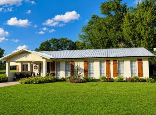 Spacious Southern Retreat - Sleeps 10 - 5 Beds