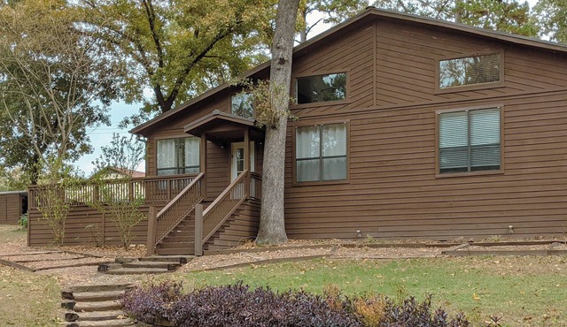 Sprawling 3-bedroom house in delightful Scroggins with WiFi, AC and lakeview