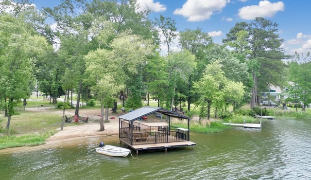 Stargazer Waterfront Luxe Retreat ✨Sand Beach 🎣Awesome Fishing🔥Campfires🛶Kayaks