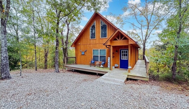 Stay in a Treehouse Escape at Lake Catherine/Fire Pit + Lake Toys + Privacy
