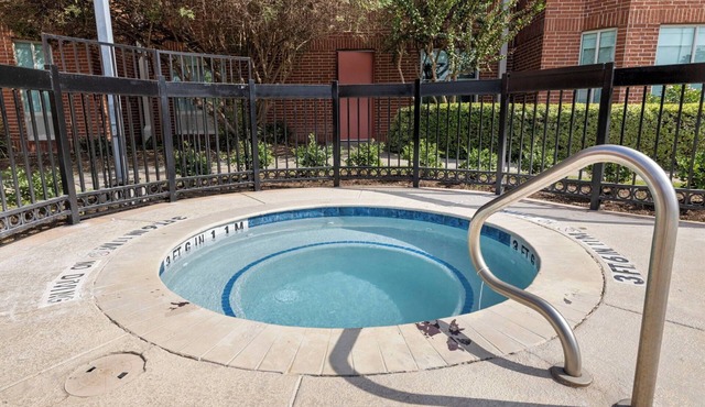 Stay in an Inviting Room Near Houston’s Best attractions | Outdoor Pool