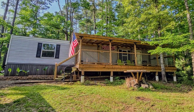Stay minutes from the Indian Mounds and White Oak launches in comfort.