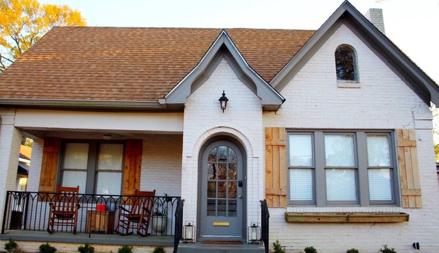Stayover Tudor Home - Walking Distance to Hospital and Downtown!