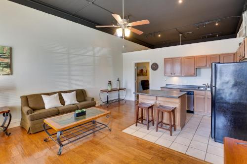 Steps to Restaurants & Shops! Dtwn Marshall Apt
