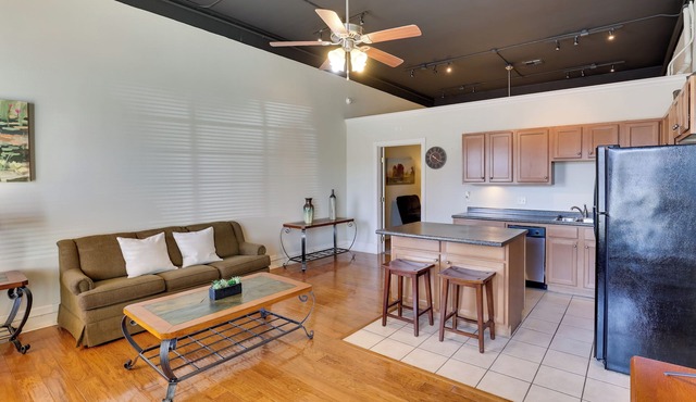 Steps to Restaurants & Shops! Dtwn Marshall Apt