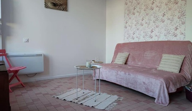 Studio avec une cour. in Joigny