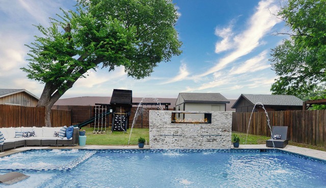 STUNNING 5br 4 ba with Pool, Spa, & Game Room, Near DFW & Love Field Airports