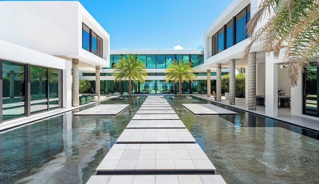 Stunning and Spacious Beachfront 7-bedroom house in delightful Delray Area