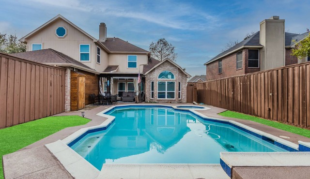 Stunning, Modern, Spacious Getaway,2 game rooms, Pool/Hot tub