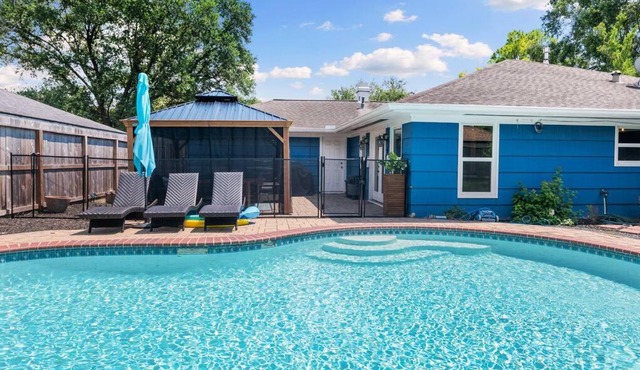 Stunning Pool and Chefs Kitchen NRG MedCenter