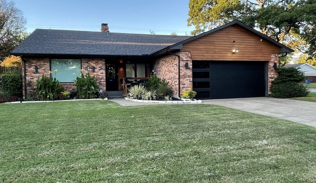 Stunning Remodeled Home, Minutes from Downtown (pet-friendly)
