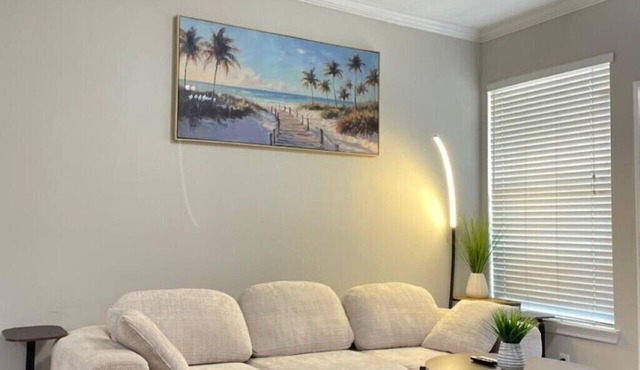 Stylish 2BR Parking, Pool & Gym Near Woodlands