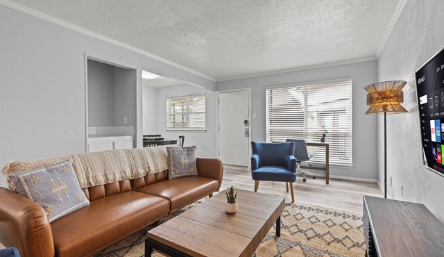 Stylish & Comfy | King Bed | Near Love Field | DT
