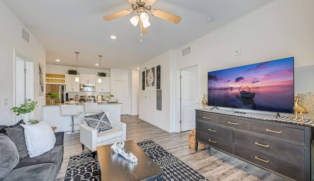 ⭐Stylish & Cozy⭐ 2BR/2BA w/King Bed, Pool & Gym Nr I295 & Downtown
