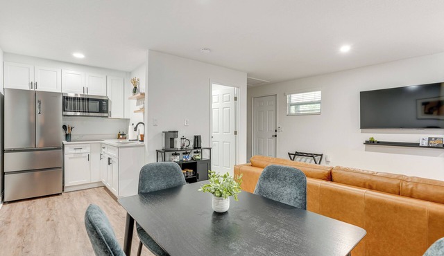 Stylish Lakeland Studio w/Workspace