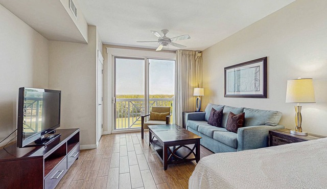 Stylish suite with a shared pool,hot tub and golf course,bay views