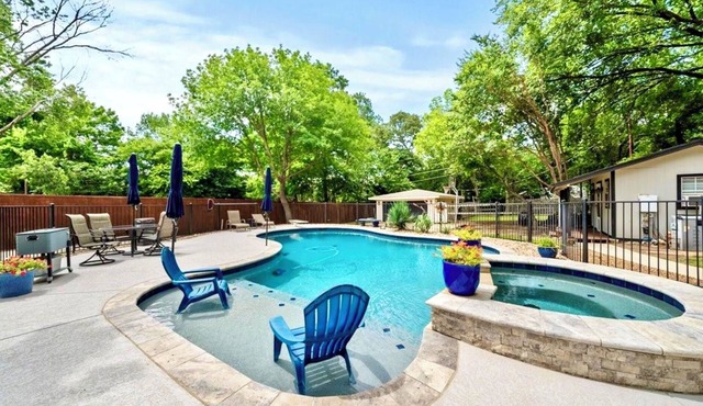 Summer Oasis - Pool and Hot Tub, Private Backyard