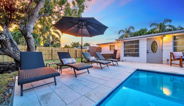 SUMMER SAVINGS! New pool 2 miles to Beach-5th Ave, 2 King Beds, Bikes