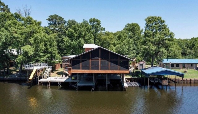SUMMERTIME! HOT TUB! FIRE PIT! Getaway at this Epic Waterfront Home!