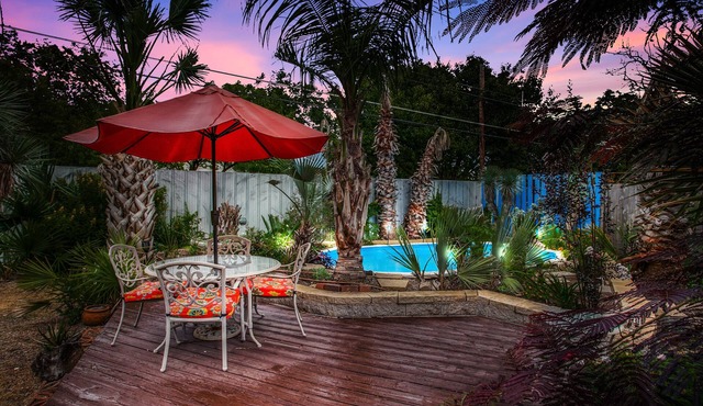 Sunset Bungalow-Pool & Hot Tub near Bishop Arts District.