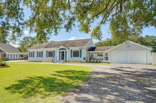 Sunshine Under the Oak: Baldwin Home w/Patio!