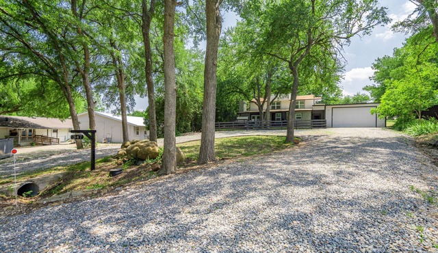 Superb Lake Texoma Home, 4 beds, 2.5 Baths, Hot Tub,1.5 miles to Highport Marina