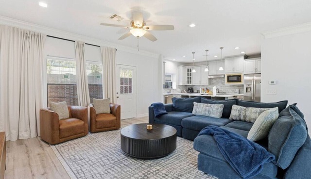 SW Houston 3BR Sleeps 10 | 2 Living Areas