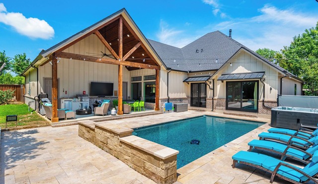 Texas Pool Oasis, Luxury Amenities. Outdoor living. Fun for all. Dog friendly