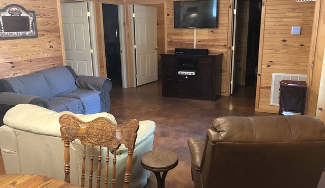The Bass Barn - Located Minutes From the Boat Ramp.