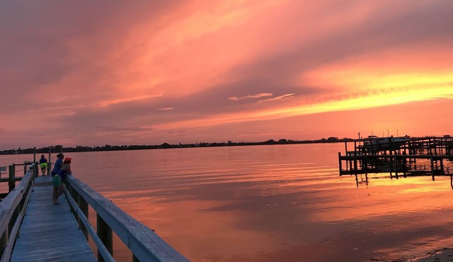 The Beach House. Lemon Bay Waterfront, Heated Pool, Deck, Tiki Hut, Beach 5 min.