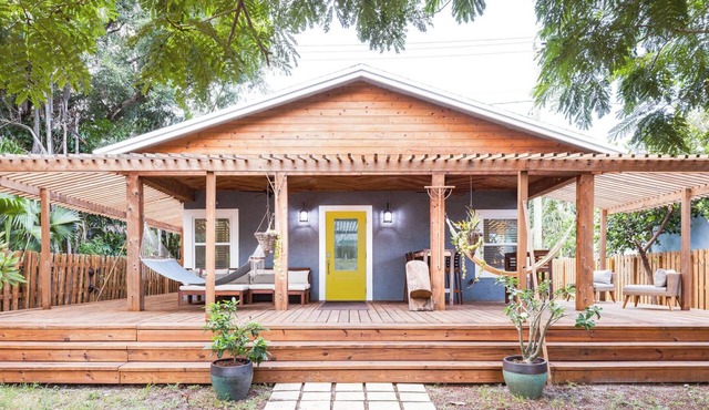 The Bungalow on Wilton Drive. Upscale, Unique House with Huge Front Porch!