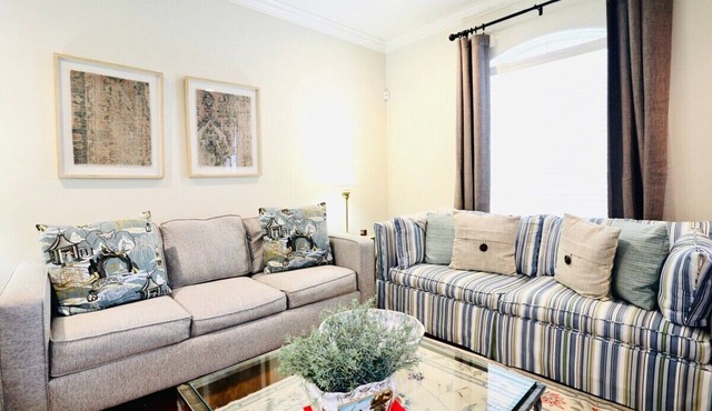 The Carl, 2BR Townhome by Velvet Ditch Villas