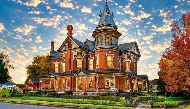 The Eliza | Queen Suite | The Empress Hotel