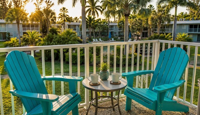 The Island Easy - Walk to Beach - Pool View Balcony - Dog Friendly - King Bed