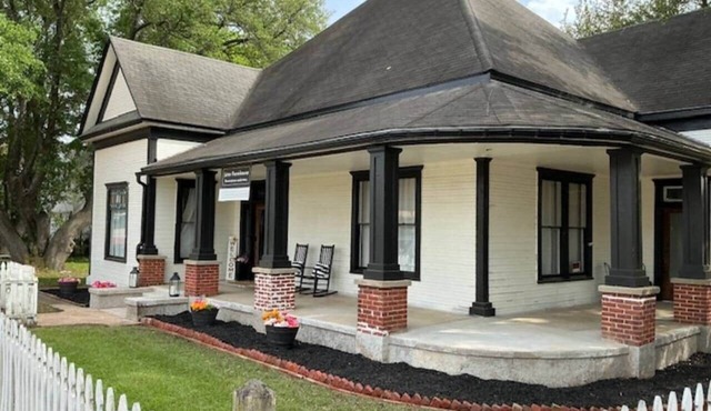 The Jeter Farmhouse - Historic Whole-Home Rental
