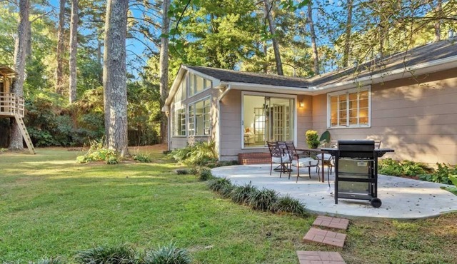 The Pine Lane Greenhouse-Charming Getaway