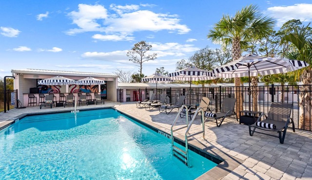 The Pink Flamingo - Private Boutique Motel, Heated Pool, Sleeps 28, Near Beach!