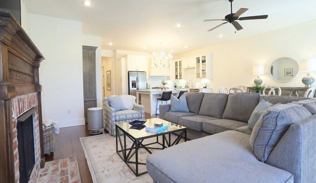 The Sadie, 3BR Townhome by VelvetDitchVillas