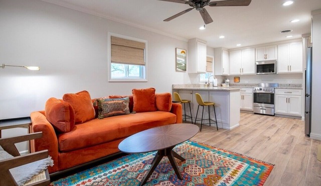 The Square Unit 1, Cozy 1 BR by VelvetDitchVillas