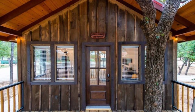The Warbler Treehouse 15 MIn to Magnolia & Baylor