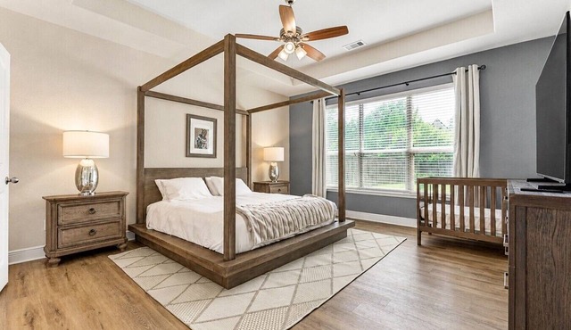 The Woodlands Charming 4BR 3BA One Story Retreat w Dual Walk In Shower, EV Charging, Baby Crib, and Grill