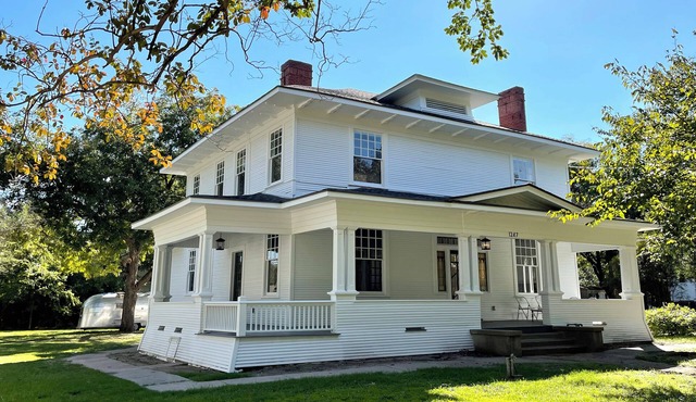 THE WRITERS HOUSE a fully restored 1912 Craftsman in Corsicana Carriage District