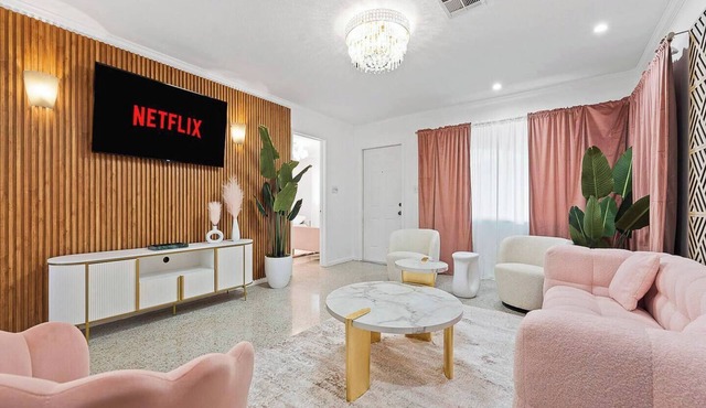 This house is a 2 bedroom(s), 2 bathrooms, located in Fort Lauderdale, FL.